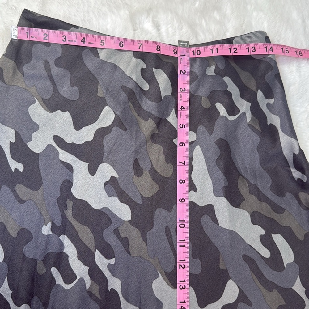 EXPRESS Satin Dark Camo Midi Skirt SM Flouncy Zip Gray Black Fall Neutral Read - Picture 7 of 15